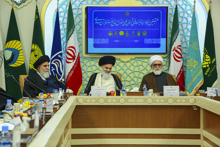 آیت الله حسینی بوشهری در هشتمین اجلاسیه بقاع متبرکه ایران: بهترین راه مقابله با شبهات، ارتباط مستقیم با بقاع متبرکه است