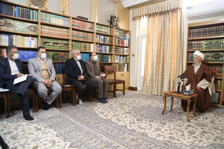آیت‌الله العظمی مکارم شیرازی در دیدار با مدیرکل آموزش و پرورش استان قم3