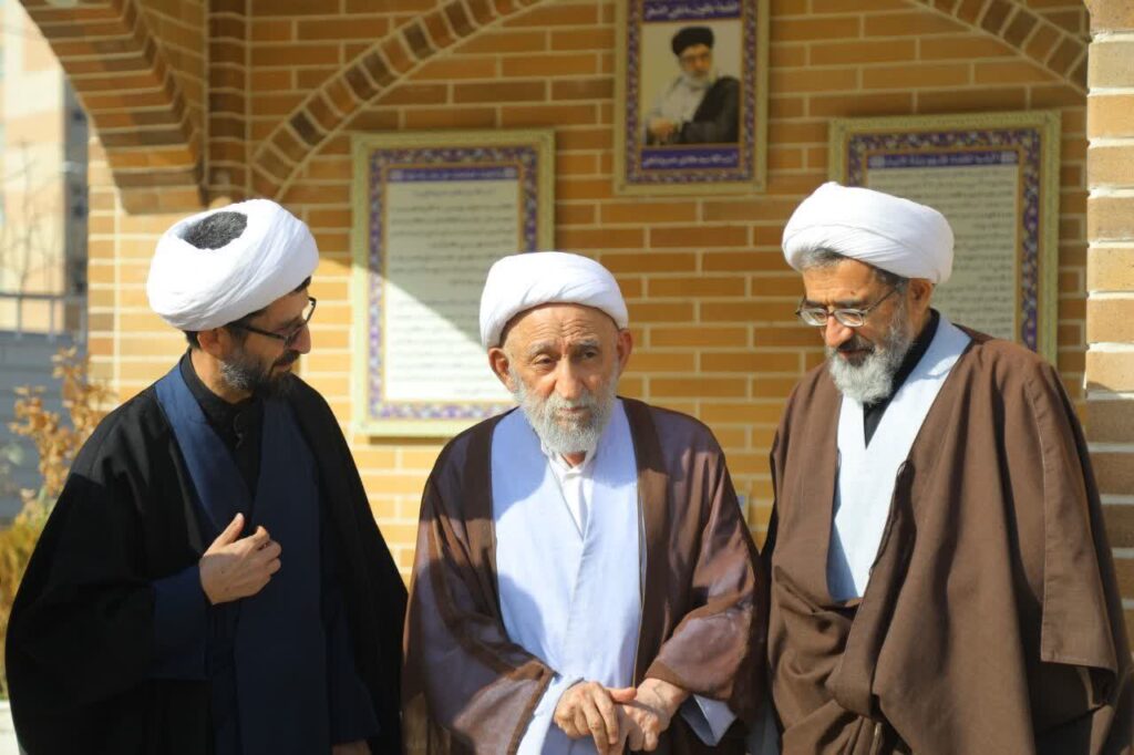 بازدید آیت‌الله استادی از مرکز فرهنگی آیت‌الله خسروشاهی 43