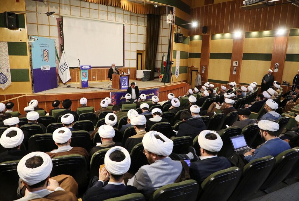 علیرضا اعرافی در اختتامیه شانزدهمین جشنواره علامه حلی(ره)1 (1)