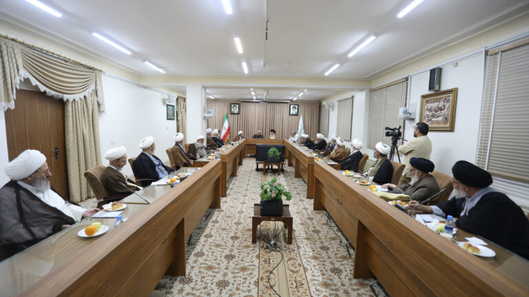 حضور پیمان جبلی رئیس صدا و سیما در جلسه جامعه مدرسین حوزه علمیه قم (دی 1404)