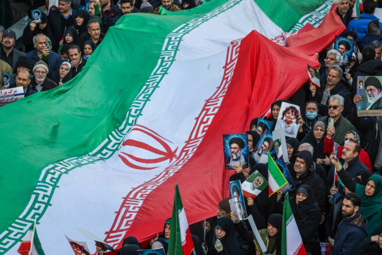 پیام جامعه مدرسین در پاسداشت حضور حماسی مردم در راهپیمایی 22 دی؛ حماسه ملت ایران، باطل‌السحر توطئه‌های استکبار شد