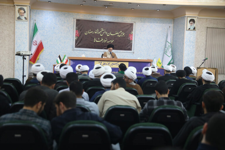 انتقاد آیت الله حسینی بوشهری از استفاده بیش اندازه از فضای مجازی به جای کتب درسی