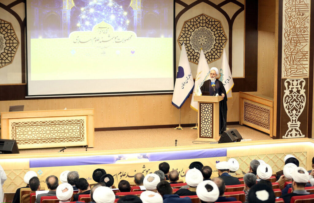 آیت الله اعرافی در آیین رونمایی از محصولات هوشمند و دانش بنیان1