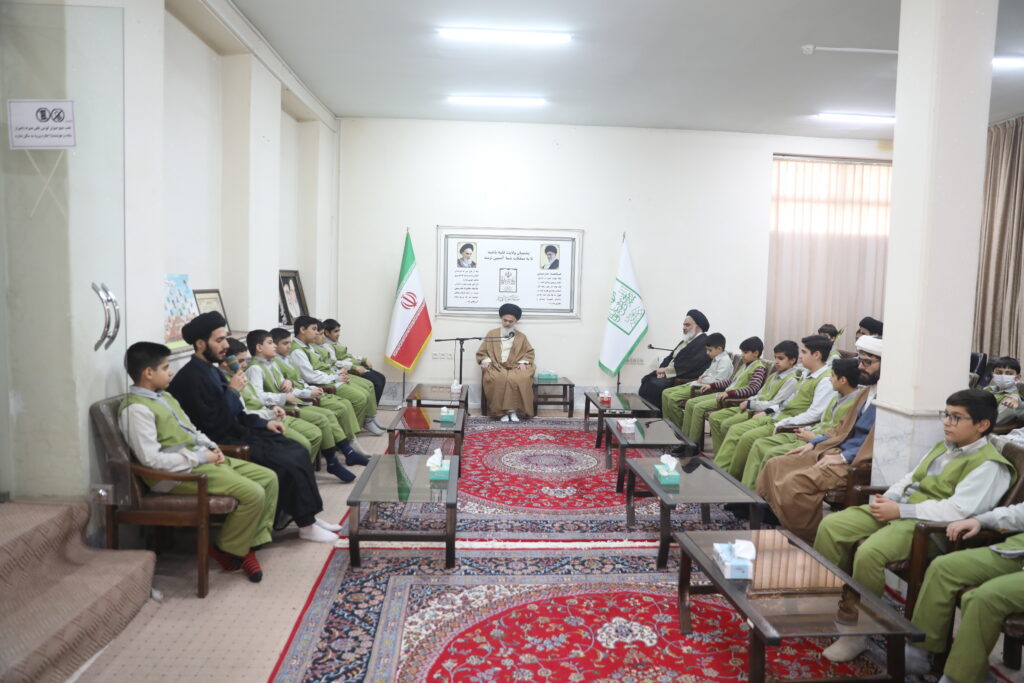 آیت الله حسینی بوشهری در دیدار با مسئولین مدرسه تربیت حسینی2