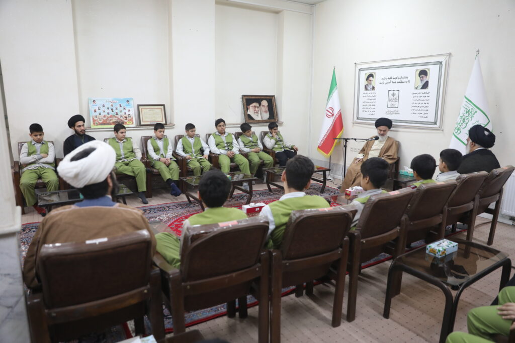 آیت الله حسینی بوشهری در دیدار با مسئولین مدرسه تربیت حسینی5