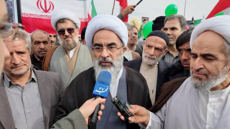 آیت الله فاضل لنکرانی در حاشیه راهپیمایی 22 بهمن 1404