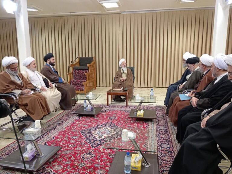 دیدار جمعی از مسئولان فرهنگی، تبلیغی و حوزوی شهرستان آمل با آیت الله جوادی آملی