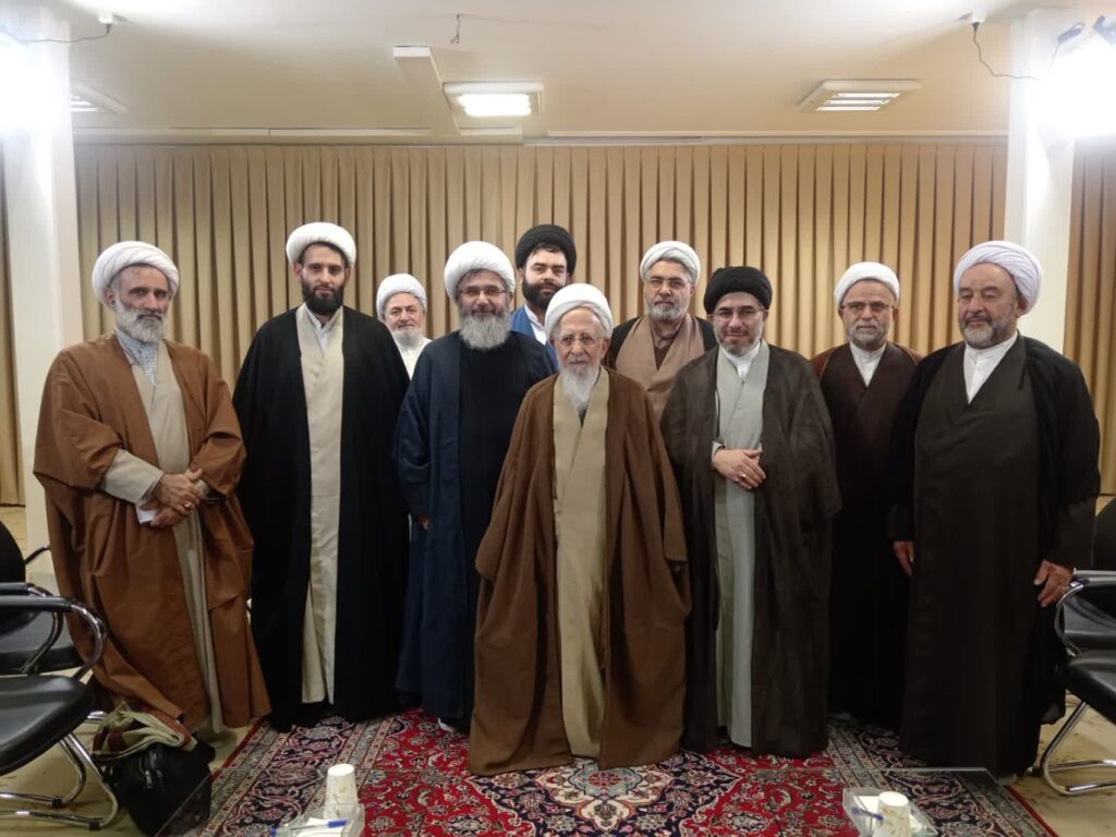 دیدار جمعی از مسئولان فرهنگی، تبلیغی و حوزوی شهرستان آمل با آیت الله جوادی آملی1