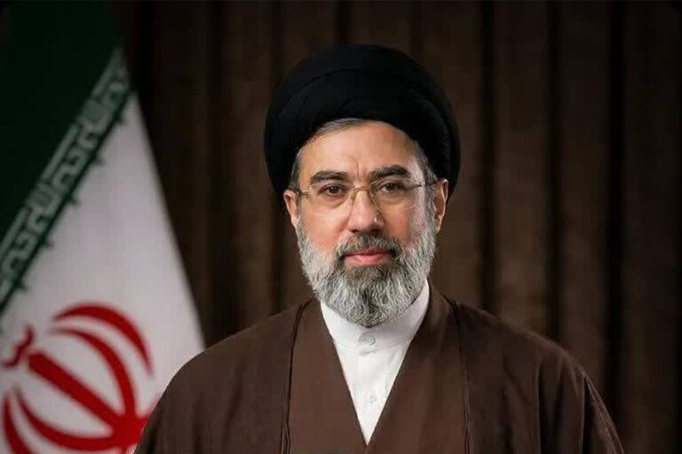 ردّ فعل جامعة العلماء والمدرسین في الحوزة العلمیة بقم المقدسة على أوّل رسالة لقائد الثورة الإسلامیة؛ أوّل رسالة لقائد الثورة كشفت للجميع سیاسات الجمهوریة الإسلامیة الحاسمة بشأن الحرب