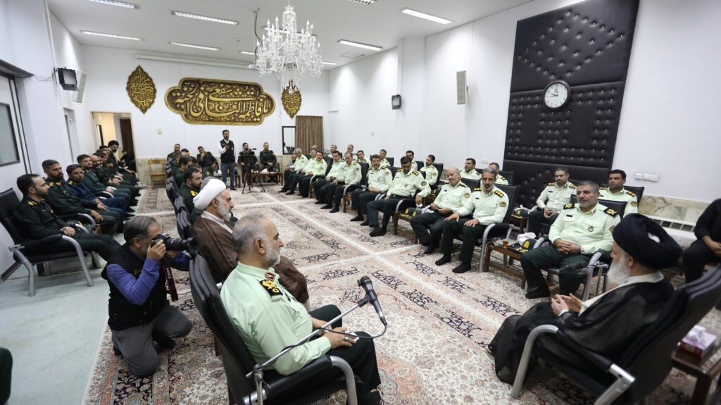 دیدار فرماندهان انتظامی استان قم با آیت الله حسینی بوشهری 4 مهر 1405 (13)