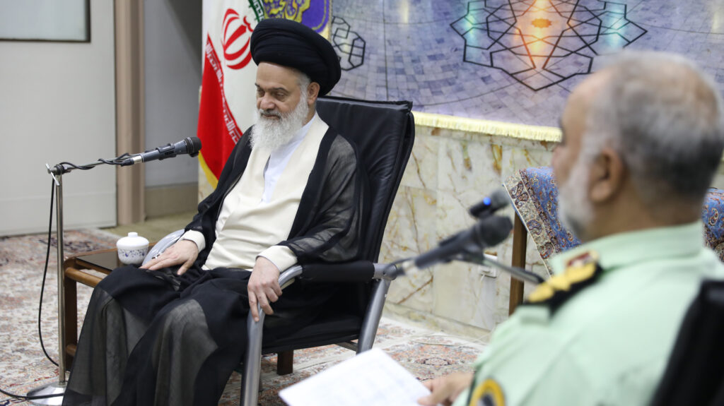 دیدار فرماندهان انتظامی استان قم با آیت الله حسینی بوشهری 4 مهر 1405 (2)